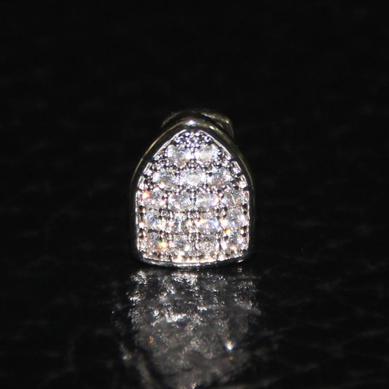 Grillz Full Ice Cravejado Para 1 Dente (2 unidades) - Acompanha Massa Modeladora