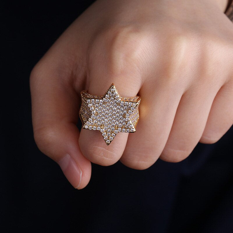 anel-dedeira-de-estrela-hexagonal-ice-cravejado-dourado